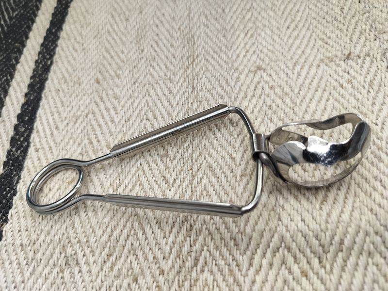 Set of 6 Vintage French Snail Tongs